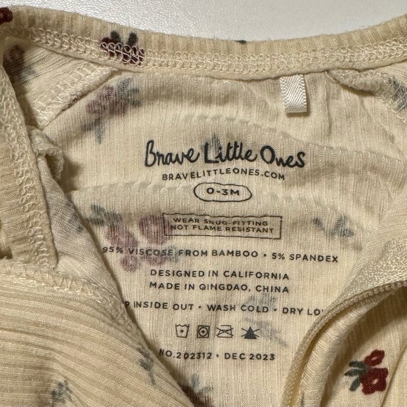 Brave Little Ones bamboo sleeper - cream with deep red flowers. Size 0-3 months. - Picture 2 of 2